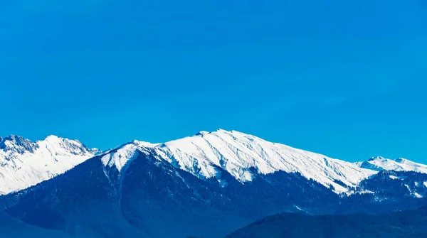 コーカサス山脈。冬には雪で山 — ストック写真