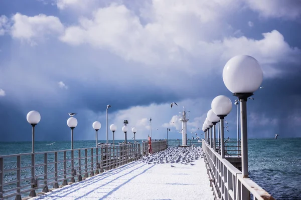 Paisagem de inverno. cais e congelados — Fotografia de Stock