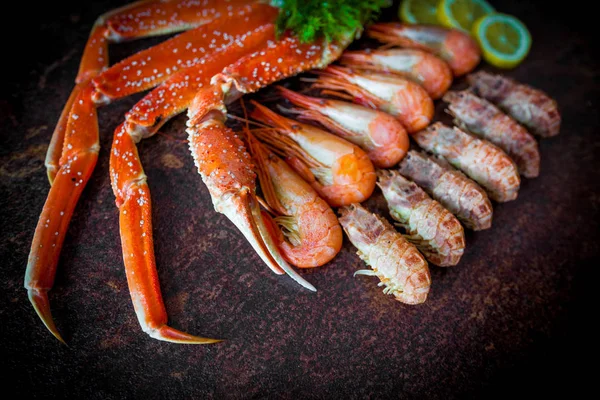 Тарілка з морепродуктів. шведський стіл з морепродуктів — стокове фото