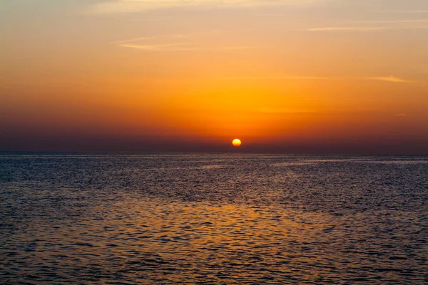 Belo pôr-do-sol acima do mar. pôr do sol céu fundo — Fotografia de Stock