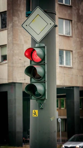 Светофор на городской улице — стоковое фото