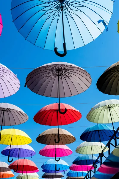 Wiele kolorowych parasoli. ulicy ozdoba parasol — Zdjęcie stockowe