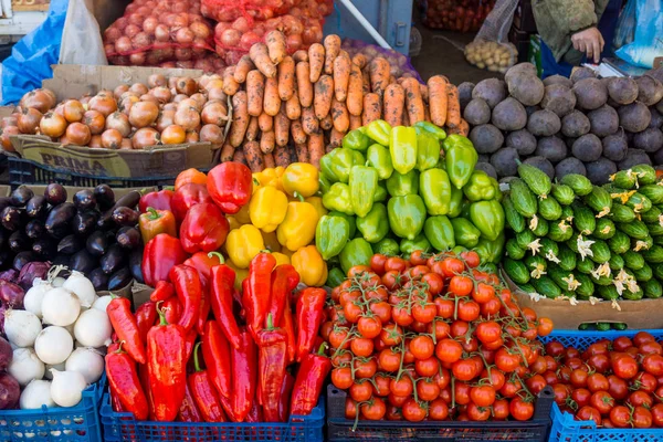 Divers légumes crus colorés. légumes sur le marché alimentaire — Photo