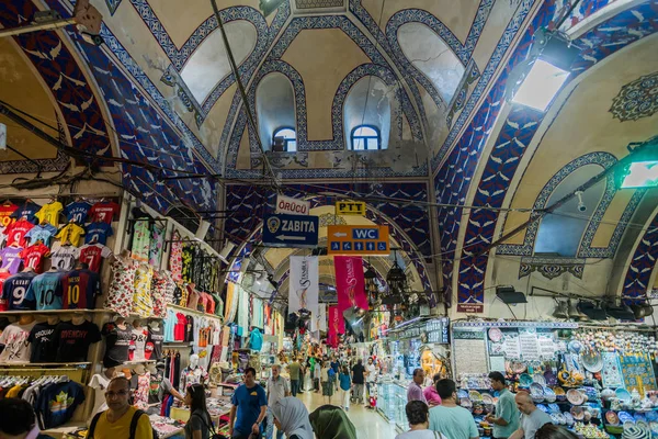 ISTANBUL, TURQUÍA - 12 de julio de 2017: Grand Bazar en Estambul, Turquía — Foto de Stock
