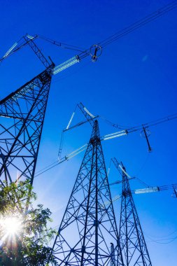 Yüksek gerilim sonrası. Yüksek güçte elektrik direkleri