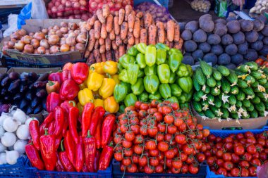 çeşitli renkli çiğ sebze. Sebze Gıda pazarında