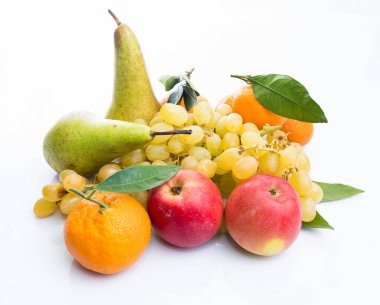 beyaz izole meyve. farklı taze meyve kümesi