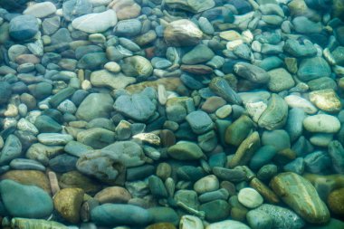 Sualtı deniz taşları. Deniz suyu ve çakıl