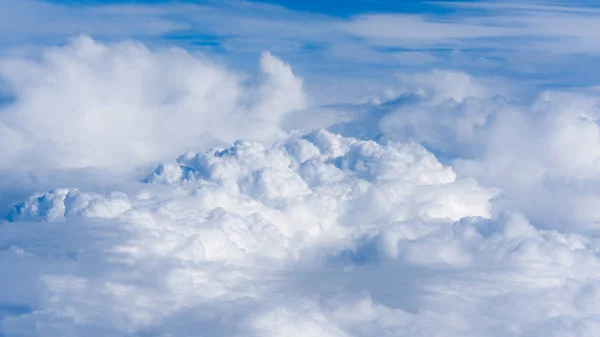 Wolken. Weergave van wolken en lucht vanuit vliegtuig venster — Stockfoto