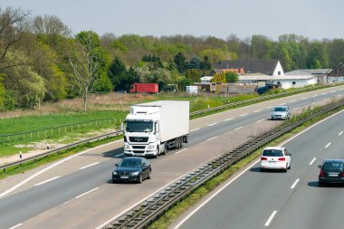 Düsseldorf, Almanya - 20 Nisan 2017: taşıma kamyonu hig üzerinde