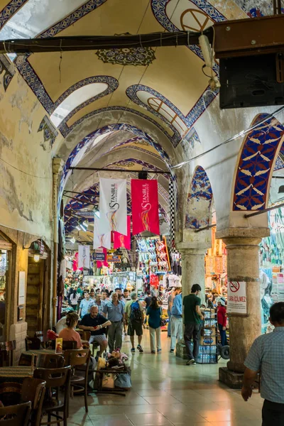 Istanbul, Turecko - 12 července 2017: Velký Bazar v Istanbulu s — Stock fotografie