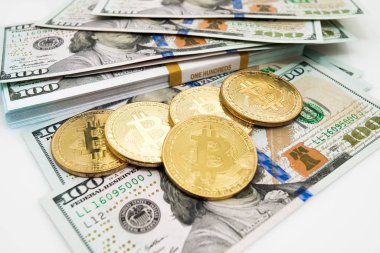 Bitcoin ve banknot dolar üzerinde izole fiziksel sürümü