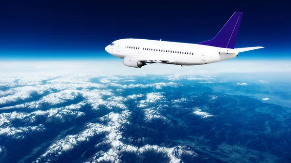 Vliegtuig over de wolken — Stockfoto