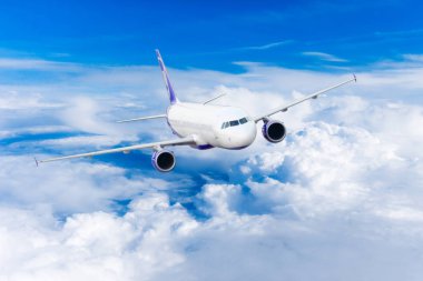 Uçan bir yolcu uçağının arazi üzerinde