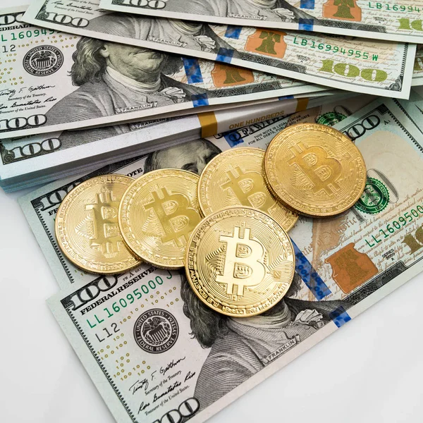 Bitcoin ve banknot dolar üzerinde izole fiziksel sürümü