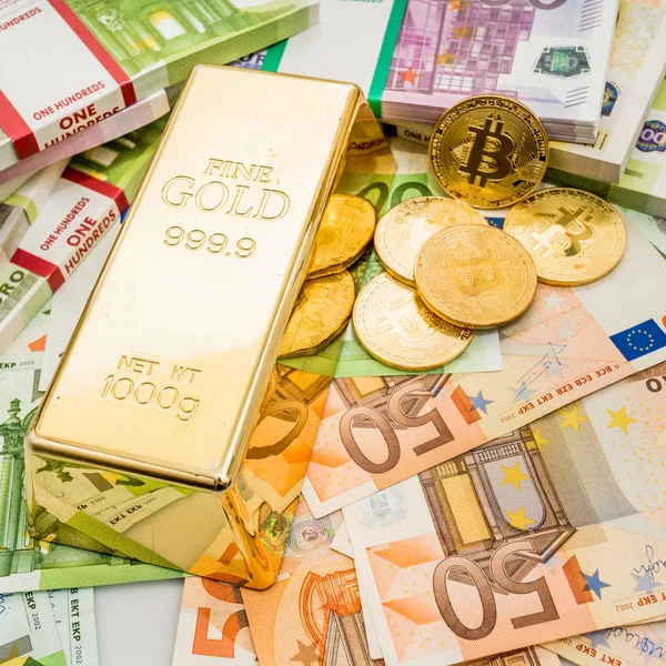 Goldene Bitcoins mit Euro als Hintergrund mit Goldbarren — Stockfoto