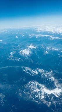 Güzel hava manzaralı. uçak görünümünden dağ