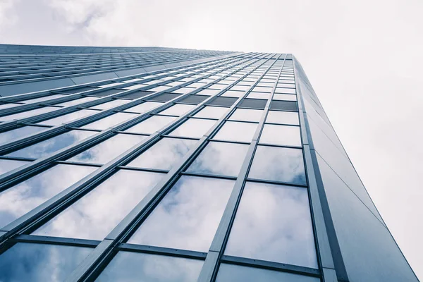 Visa på en moderna glas skyskrapa. moderna kontorsbyggnader — Stockfoto
