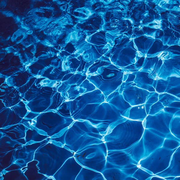 Fundo das ondas azuis abstratas. água da piscina — Fotografia de Stock