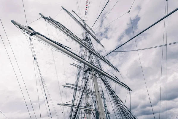 Old sailing ship mast. Tall ship rigging detail.  Masts and rigg — Stock Photo, Image