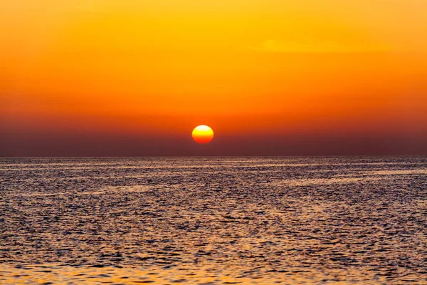 Vista panorâmica do belo pôr do sol acima do mar — Fotografia de Stock