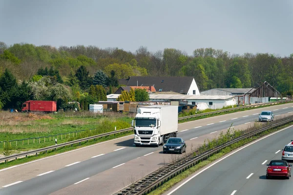 DUSSELDORF, ALEMANHA - ABRIL 20, 2017: Transporte de caminhão no th — Fotografia de Stock