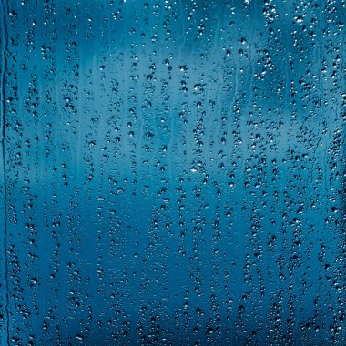 su yağmur bir pencere camına düşüyor. Yağmurlu bir gün