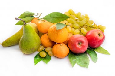 beyaz izole meyve. farklı taze meyve kümesi