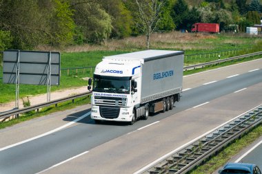 Düsseldorf, Almanya - 20 Nisan 2017: Kamyon taşımacılığı üzerinde th