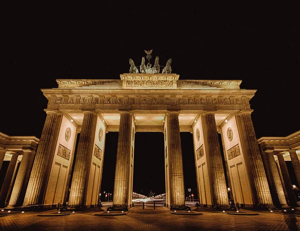 Portão de Brandemburgo em Berlim, Alemanha, à noite — Fotografia de Stock