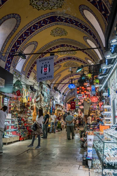 ISTANBUL, TURQUIA - 12 de julho de 2017: Grande Bazar em Istambul com — Fotografia de Stock