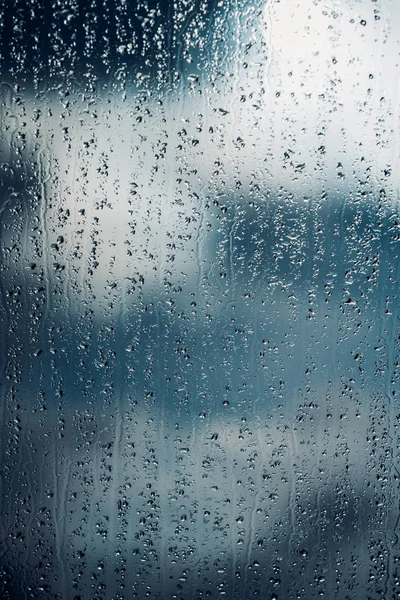 Капли дождя на оконное стекло. Дождливый день — стоковое фото