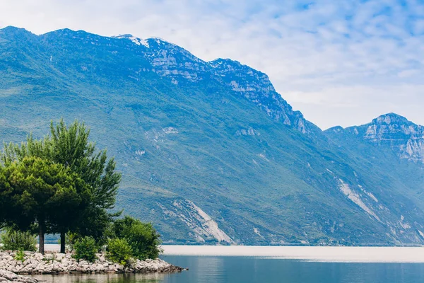 Vy över den vackra Gardasjön. Riva del Garda — Stockfoto