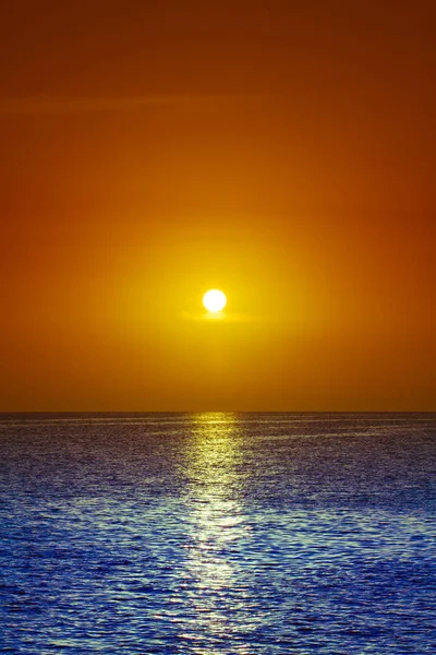 Beau coucher de soleil au-dessus de la mer. coucher de soleil ciel fond — Photo