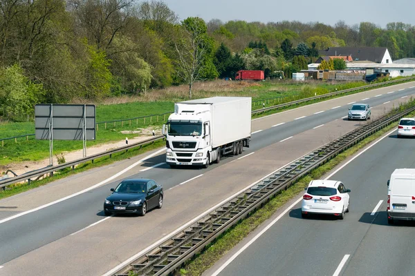 Düsseldorf, Duitsland - 20 April 2017: vervoer vrachtwagen op de hig — Stockfoto