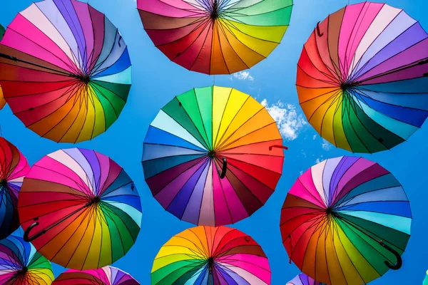 Πολλές πολύχρωμες ομπρέλες. δρόμου διακόσμηση ομπρέλα — Φωτογραφία Αρχείου