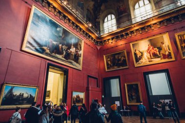 Paris, Fransa - 15 Şubat 2018: Paris Louvre, iç görünüm