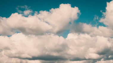 bulutlar yağmur önce. Dramatik fırtına bulutları alan arka plan