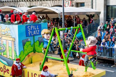 Köln, Almanya - 12 Şubat 2018: Karnaval geçit töreninde ateş