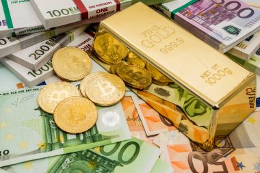 Altın bar ile bir arka plan olarak euro ile altın bitcoins