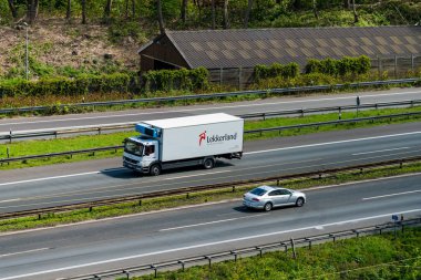 Düsseldorf, Almanya - 25 Nisan 2017: taşıma kamyonu hig üzerinde