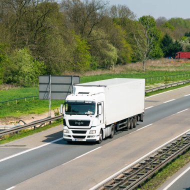 Düsseldorf, Almanya - 20 Nisan 2017: taşıma kamyonu hig üzerinde