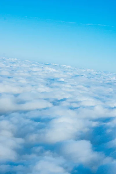 Cielo blu e nuvole. Paesaggio nuvoloso — Foto Stock