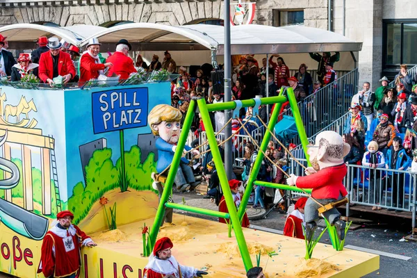 Köln - 12. Februar 2018: Schüsse beim Karnevalsumzug in Köln — Stockfoto