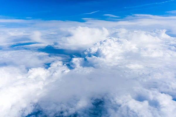 Pluizige witte wolken van bovenaf. wolken en lucht — Stockfoto