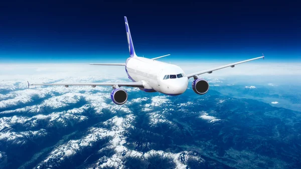 Uçan bir yolcu uçağının arazi üzerinde — Stok fotoğraf