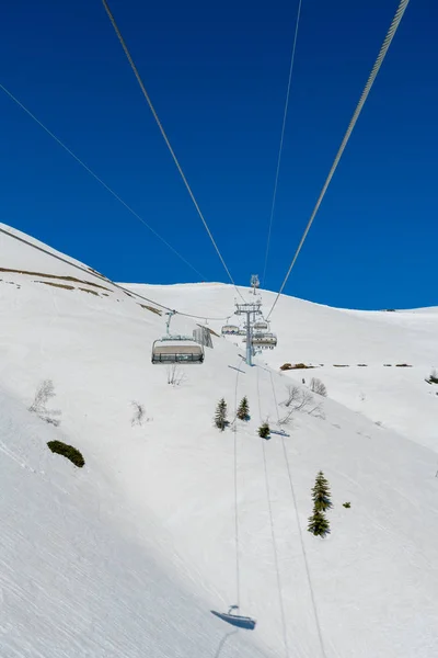 Funicular em estância de esqui no inverno — Fotografia de Stock