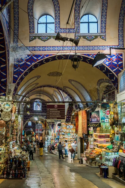 ISTANBUL, TURQUIA - 12 de julho de 2017: Grande Bazar em Istambul com — Fotografia de Stock