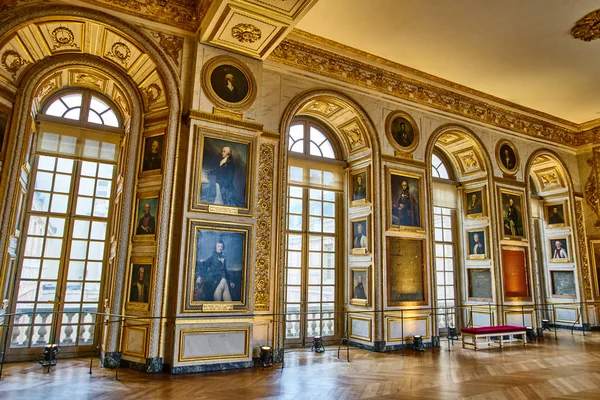 VERSAILLES, FRANCIA - 14 DE FEBRERO DE 2018: Interior del Castillo de V — Foto de Stock