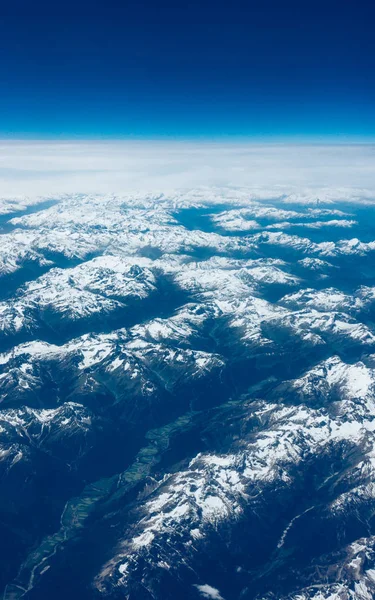 Τοπίο του βουνού. θέα από το παράθυρο του αεροπλάνου — Φωτογραφία Αρχείου
